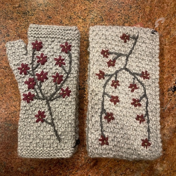 Andes Gifts Handmade Grey Floral Fingerless Gloves, Wrist Warmers & Headband main image 4
